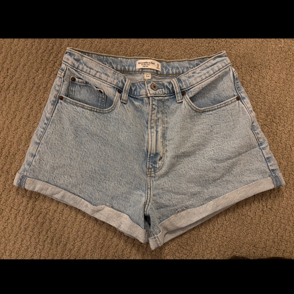 Abercrombie & Fitch High Rise Denim Mom Short  (Size: 30)
